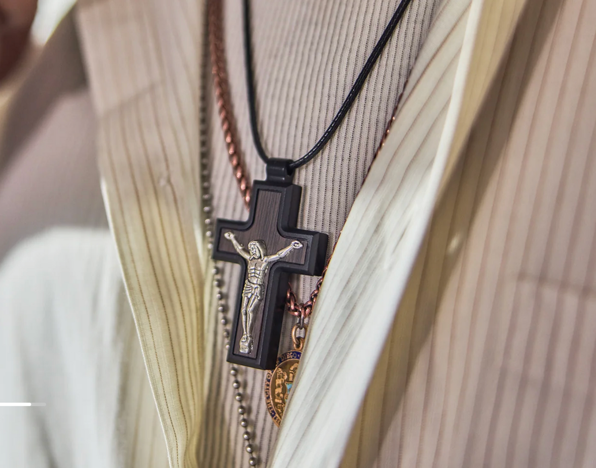 Person wearing the Eternize Cross